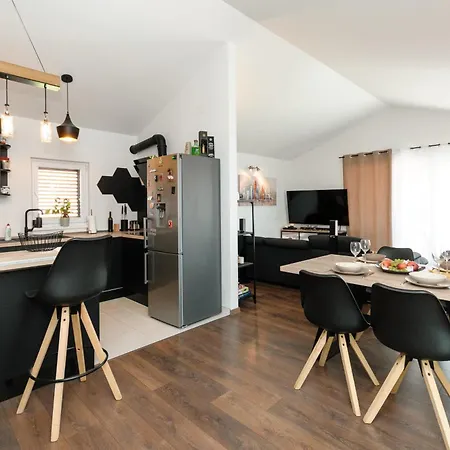 Feriehus Family Friendly House With A Swimming Pool Plano, - 23937 *