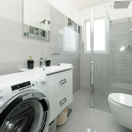 Family Friendly House With A Swimming Pool Plano, - 23937 Holiday home