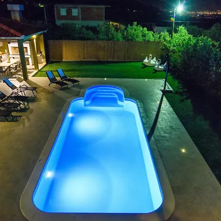 Family Friendly House With A Swimming Pool Plano, - 23937 Holiday home *