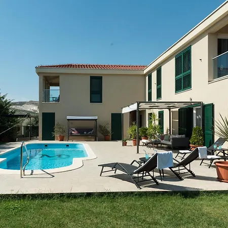Сasa de vacaciones Family Friendly House With A Swimming Pool Plano, - 23937