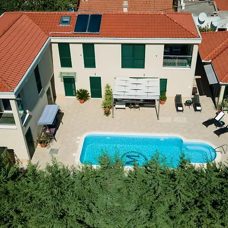 Family Friendly House With A Swimming Pool Plano, - 23937 Holiday home