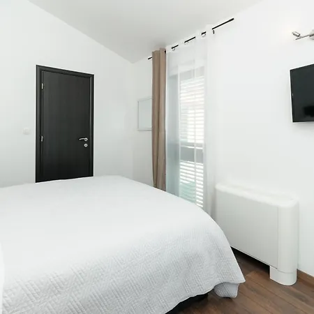 Family Friendly House With A Swimming Pool Plano, - 23937